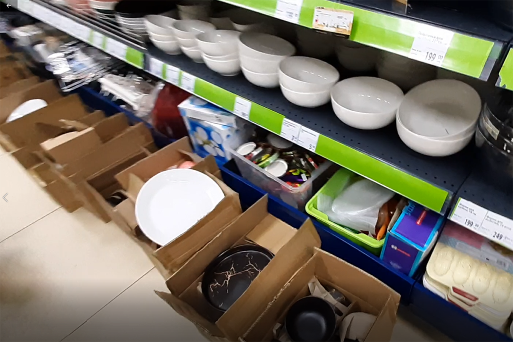 Черная посуда и другие товары из магазина Фикс Прайс в конце октября 2021 года.